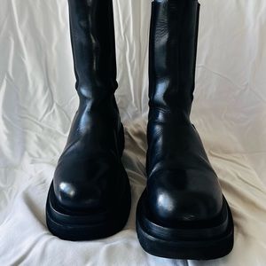 Bottega Veneta Lug Leather Chelsea Boots